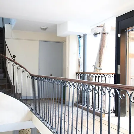 Guestready - Sunny Attic Near Grand Theatre